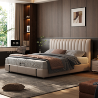Luxuriöses Bett im Italienischen Stil aus Echtem Leder, Modernes Schlafzimmermöbel, Kingsize Polsterbett mit Metallakzenten