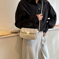 Sac bandoulière matelassé mini carré pour femme en cuir PU brillant avec rabat et chaîne dorée, idéal pour le quotidien