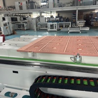 Qingdao Machine de fabrication de meubles automatique 1300*2500 Machine de nidification CNC pour porte d'armoire de cuisine