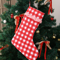Bolsa de regalo colgante de lona acolchada a cuadros gingham personalizada al por mayor con diseño de puño con volantes lindo para Navidad