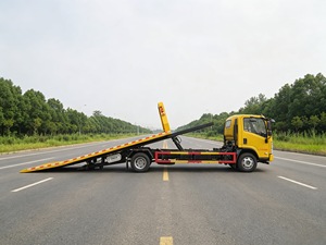 Nouveau camion de dépannage 1SUZU 700P 4x2, un pour deux, avec plateau, pour le remorquage de voitures et l'assistance routière - Product Image 3
