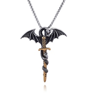 Collier Pendentif Épée de Dragon Vintage en Gros, Or & Argent, Acier Inoxydable Plaqué Titane 18K, Breloques Animaux - Product Image 1