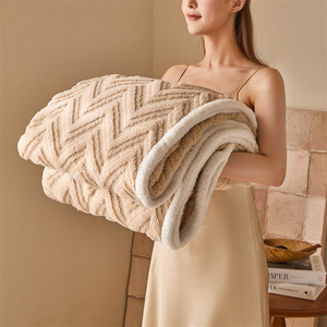 Manta de sofá suave y cálida de doble capa Jacquard de poliéster ecológico de lujo ligero de alto gramo, cama tejida multifuncional moderna - Product Image 3