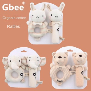 Gbee Ours en coton biologique Bâton de main pour bébé Jouet poupée apaisante pour nouveau-né avec broderie pour anniversaire 0-1 ans <span class=keywords><strong>Hochet</strong></span> jouet - Product Image 6