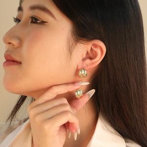 Boucles d'oreilles créoles épaisses texturées en acier inoxydable plaqué or 18 carats PVD, incrustées de zircon, étanches, élégantes et romantiques - Product Image 1