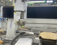 Broche transversale efficace à 5 axes Centre d'usinage CNC de précision Conception de portique de production de meubles en bois massif