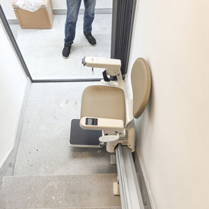 Monte-<span class=keywords><strong>escalier</strong></span> droit électrique portable, <span class=keywords><strong>fauteuil</strong></span> monte-<span class=keywords><strong>escalier</strong></span> léger pour escaliers étroits, équipement d'accès domestique - Product Image 5