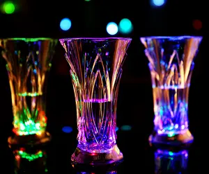 Venta al por mayor LED Party Supplies Flash Light Up Copas Beber Parpadeo Barware Sensor de agua taza LED para Bar 14oz LED intermitente