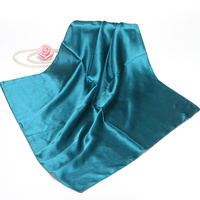 Écharpe carrée en satin de soie rouge 90x90cm pour femme, avec logo personnalisé imprimé, style uni et design à empiècements