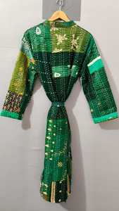 Robe matelassée patchwork verte pour femme, longue, col mandarin, manches longues, en coton vintage, vêtement de nuit pour l'automne - Product Image 3