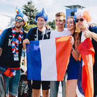 Drapeau de la France en polyester imprimé numériquement 3x5 pieds pour l'assurance automobile, l'éducation et les agences de voyage - Vente en gros