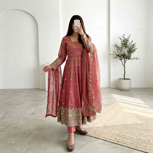 Robe Anarkali brodée rose avec dupatta, tenue traditionnelle indienne et pakistanaise pour mariage, robe en soie à manches longues et longueur cheville pour femme - Product Image 1
