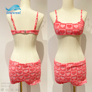 Tissu <span class=keywords><strong>éponge</strong></span> rose personnalisé à motif de cœurs, <span class=keywords><strong>ensemble</strong></span> haut court et short, vêtements de détente d'été élégants, vêtements de plage confortables pour femmes - Product Image 2