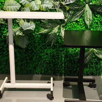 Bureau d'ordinateur mobile en bois réglable sur roulettes, finition résistante aux taches et aux salissures, design moderne et minimaliste pour le bureau
