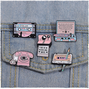 Broches en métal personnalisées, ruban adhésif, téléphone, gramophone, rétro, badges de revers, bijoux amusants, cadeau pour enfants, amis, caméra, émail - Product Image 1