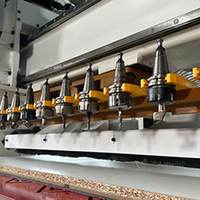 Máquina CNC de Tallado en Madera Hausser 3D para Puertas de Gabinetes, 3 Ejes ATC, Área de Trabajo de 1300x2500 mm, Motor de Husillo de 9.0 kW
