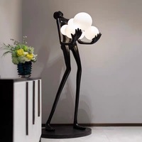 Lampe sur pied en résine en forme de statue humanoïde, représentant une personne tenant une boule de verre, avec éclairage LED, pour salle d'exposition, salon ou décoration.