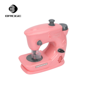 Macchina da Cucire Giocattolo BRIOGE Rosa in Plastica per Bambini, Giochi di Ruolo, Senza Batteria - Product Image 3
