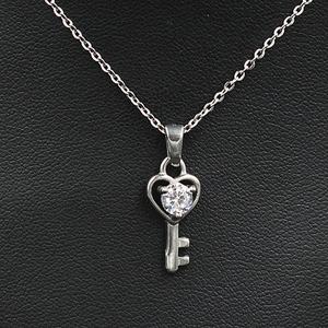 Collier de bijoux en acier inoxydable tendance avec pendentif cœur et clé, orné de zircone cubique, pour femme, idéal comme cadeau - Product Image 4