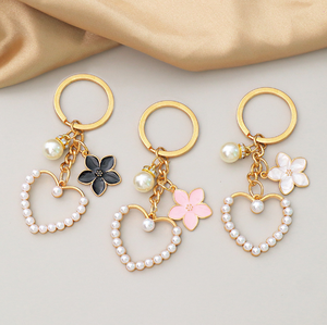 Porte-clés en alliage parfumé avec perle de style mode et pendentif camélia, décoration de sac à main pour fille, cadeau pour petite amie - Product Image 3