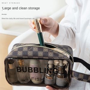 Sac cosmétique en PU avec logo personnalisé, grande capacité, transparent, portable, imperméable, pour articles de toilette et rangement, pour voyage, natation, gym - Product Image 3