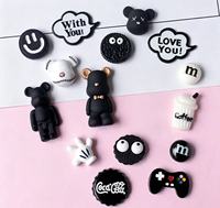 Breloques plates en résine pour chaussures, motif ours noir, musique féerique religieuse, accessoires DIY, coque de téléphone en plastique mignonne, vente en gros
