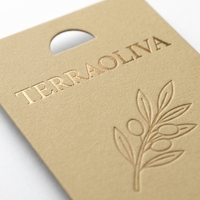 Étiquettes suspendues personnalisées en papier kraft avec logo en feuille d'or et gaufrage pour huile d'olive et produits gastronomiques