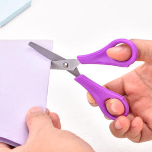 กรรไกรเด็กสแตนเลส 13 ซม. ด้ามจับพลาสติกสีแดง เครื่องมือตัดกระดาษแบบพกพาสำหรับนักเรียน - Product Image 2