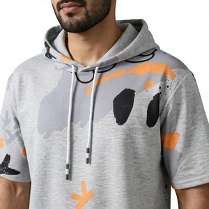 Ensemble 2 pièces streetwear pour homme : sweat à capuche tricoté décontracté à manches courtes, coupe oversize avec imprimé graphique et pantalon de jogging - Product Image 2