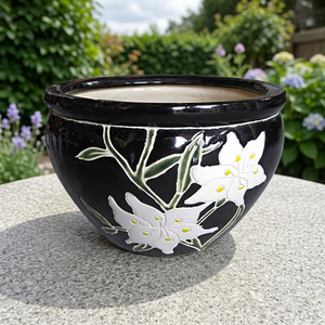 Maceta de Cerámica con Diseño de Lirios Blancos, Acabado Negro Glaseado, Hecha a Mano, Estilo Clásico, para Plantas de Interior - Product Image 2