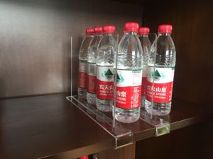 Réfrigérateur automatique en plastique à ressort de supermarché avec système de glisse à rouleaux pour la gestion de l'eau, pousseur de bouteilles de boissons et d'étagères - Product Image 5