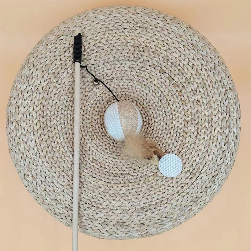 Poste de madera, lino, calabaza.