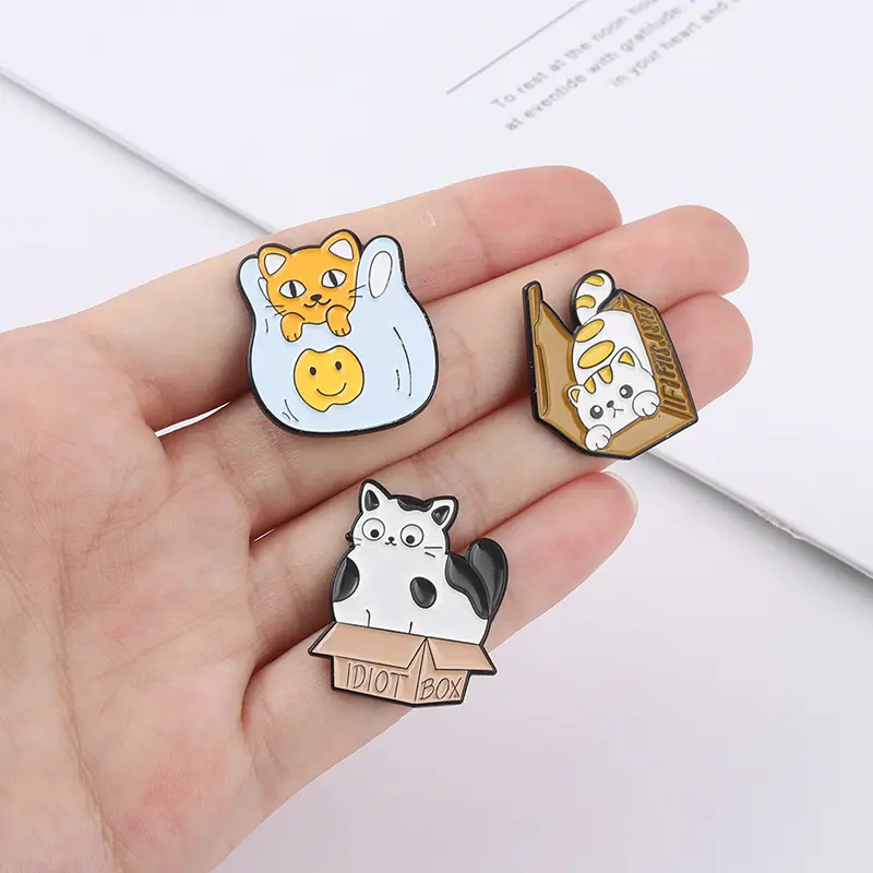 Siap untuk dikirim hadiah promosi pin enamel lembut keranjang bunga lucu kerajinan kucing saku logam keberuntungan berbentuk kucing