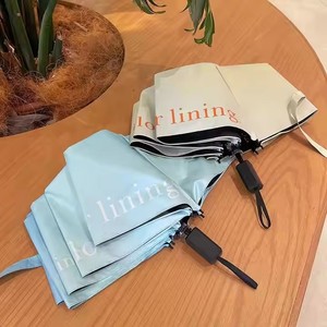 <span class=keywords><strong>Parapluie</strong></span> ensoleillé à trois volets avec dégradé de crème lettres anglaises mignonnes Protection UV noire pare-soleil à impression personnalisée avec commande manuelle - Product Image 4