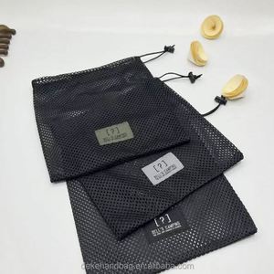 Sac de toilette en maille noire en polyester réutilisable et portable avec cordon de serrage pour la maison et les voyages - Product Image 4