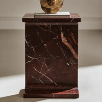 Table d'appoint en marbre Rosso Levanto de luxe, piédestal sculptural en forme de I pour un intérieur haut de gamme