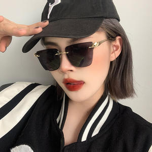 Gafas de sol de lujo con cabeza de leopardo de metal para mujer, UV400, sin montura, en negro, gris, rosa y azul, clase 2, estilo europeo. - Product Image 2