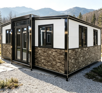Maison modulaire préfabriquée, panneaux blancs, revêtement en pierre, conteneur plat, installation rapide, structure en acier noir, porte en verre à 3 sections