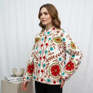 Chaqueta TNT 100% algodón hecha a mano en India con bordado Suzani, ecológica, transpirable, con cuello en V, manga larga y puntada abierta para mujer. - Product Image 1