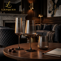 Ensemble de verrerie soufflée à la machine Lanques Durable, gris fumé côtelé, avec rayures verticales, verres à vin noir dégradé, effet optique pour flûte