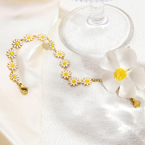 สร้อยข้อมือเดซี่ไทเทเนียมสตีล ชุบทอง 18K ดีไซน์ลายดอกไม้ ของขวัญเครื่องประดับ - Product Image 4