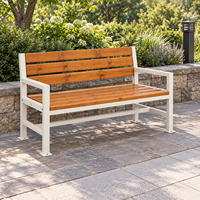 Banc de parc en acier et bois à lattes larges personnalisé avec accoudoirs droits pour les espaces publics extérieurs