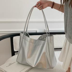 Bolso tote plateado para mujer, suave, horizontal, cuadrado, con hebilla magnética, para el día a día, verano 2024 - Product Image 3