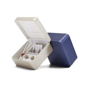 Caja de joyería de cuero y plástico personalizada para guardar y presentar colgantes, anillos y pendientes. - Product Image 4