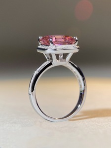 แหวนเพชร CZ หรูหราคลาสสิกทรงสี่เหลี่ยมสีชมพู 5 กะรัต ประดับเพชรเม็ดเดี่ยว เงินแท้ S925 แหวน<span class=keywords><strong>พลอย</strong></span> เหมาะสำหรับงาน<span class=keywords><strong>แต่งงาน</strong></span> ของขวัญสำหรับผู้หญิง - Product Image 4