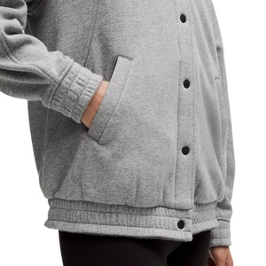 Veste de sport pour femme de qualité supérieure, design personnalisé de style universitaire gris, nylon matelassé durable de haute qualité, laine, lin, technique d'impression, nouveauté - Product Image 4
