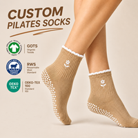 Chaussettes de Pilates personnalisées antidérapantes en coton et polyester avec logo brodé et bord festonné