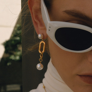 Pendientes colgantes con cadena dorada y perlas de imitación, diseño geométrico, uso diario - Product Image 2