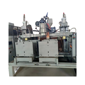 Vormgevende plastic waterfles blaasmachine flesblaasmachine hydraulische arm volautomatische flesblaasmachine 3-holte - Product Image 4