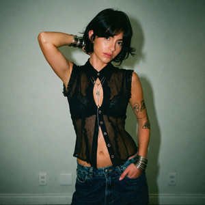 Top de Chifón Transparente y Ligero de Verano, Estilo Chica Moderna, con Volantes Únicos, Encaje, Aberturas y Botones Frontales, Sin Mangas, Sexy - Product Image 5